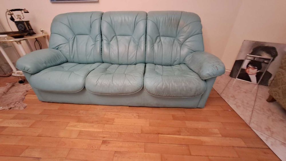 Подарявам  диван, два фотьойла, метална спалня.