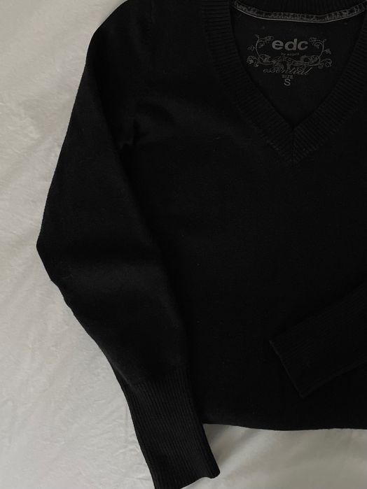 Bluza neagra cu decolteu V