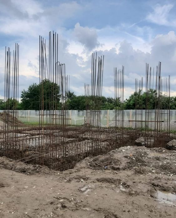 Constructii case la rosu și la gata