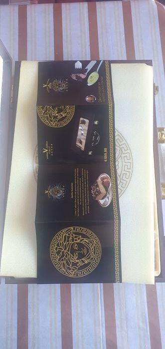 Vand tacâmuri sant noi in cutie.