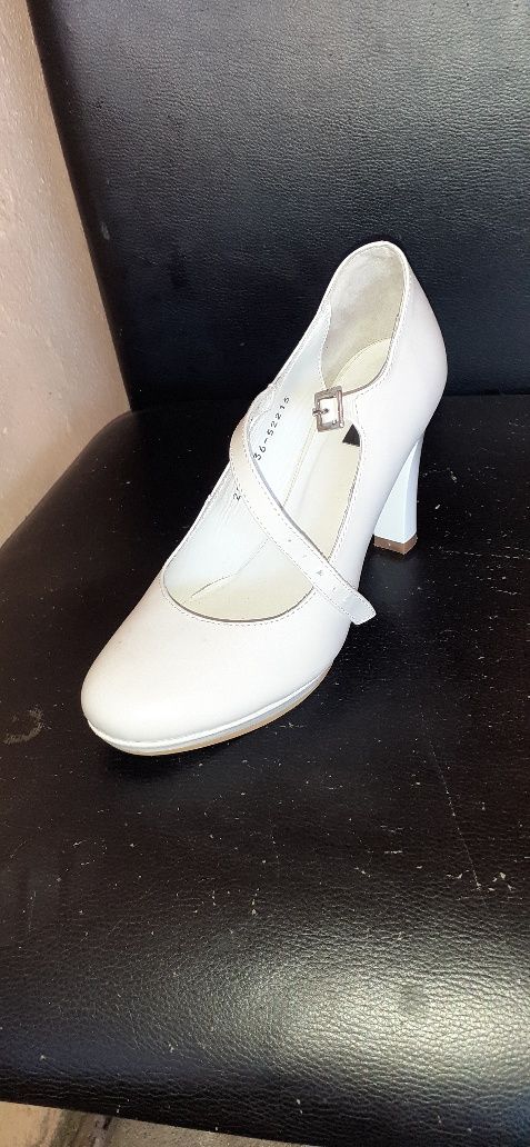 Pantofi de mireasă.