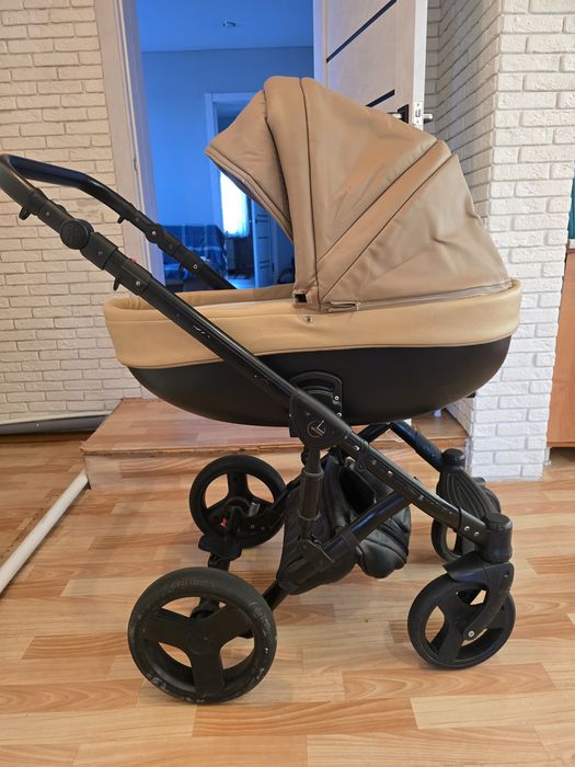 Продам коляску  3 в 1
