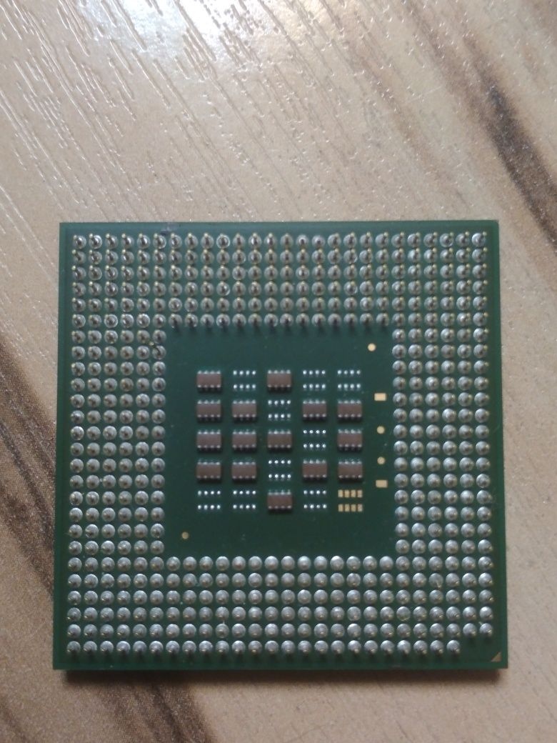 Процессор Intel® Pentium® 4, тактовая частота 1,80 ГГц, 512 КБ кэш-пам