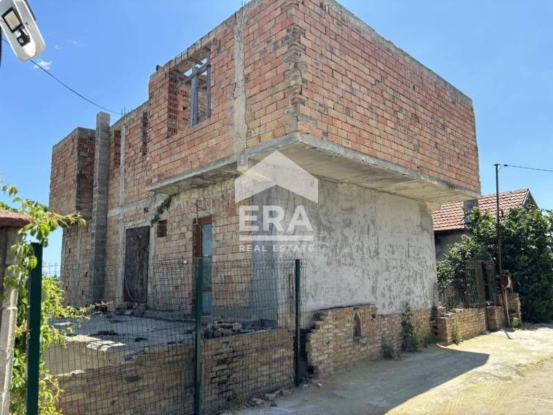 Триетажна новострояща се къща за продажба, с двор и морска панорама, в