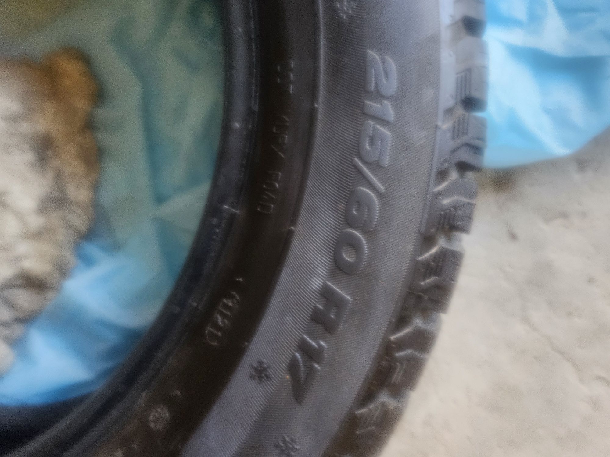 Продам б/у  зимние  шины 215,60,17