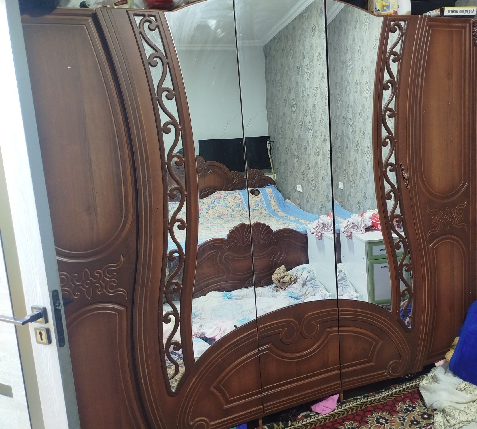 Продается спальный гарнитур шкаф и диван с матрасом в комплекте