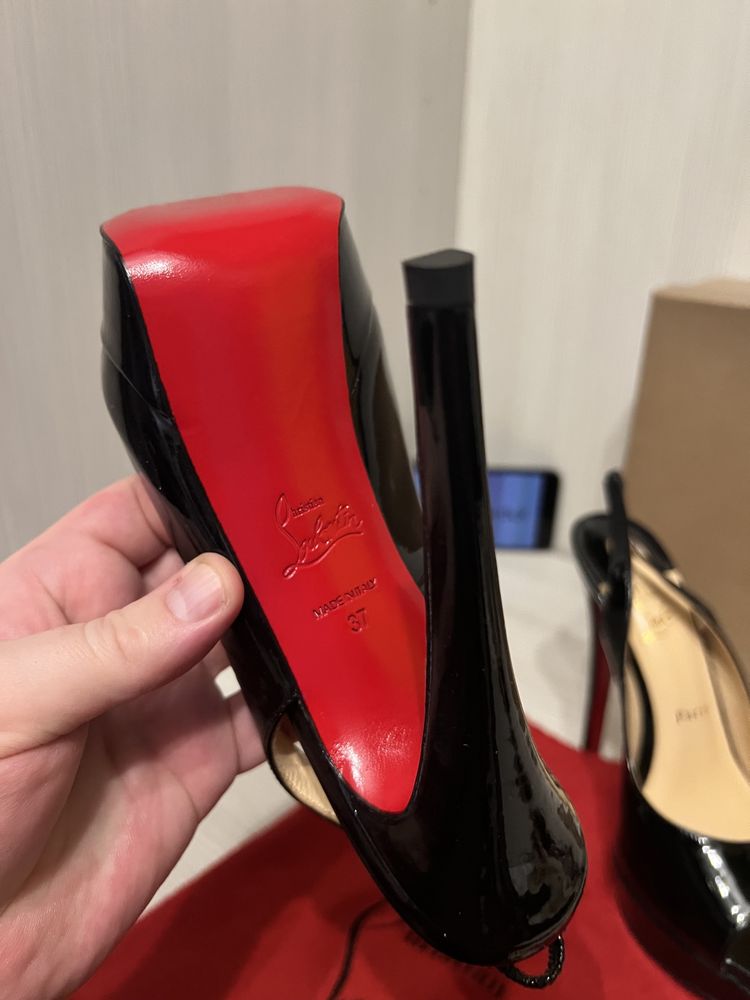 Louboytin peep toe 37