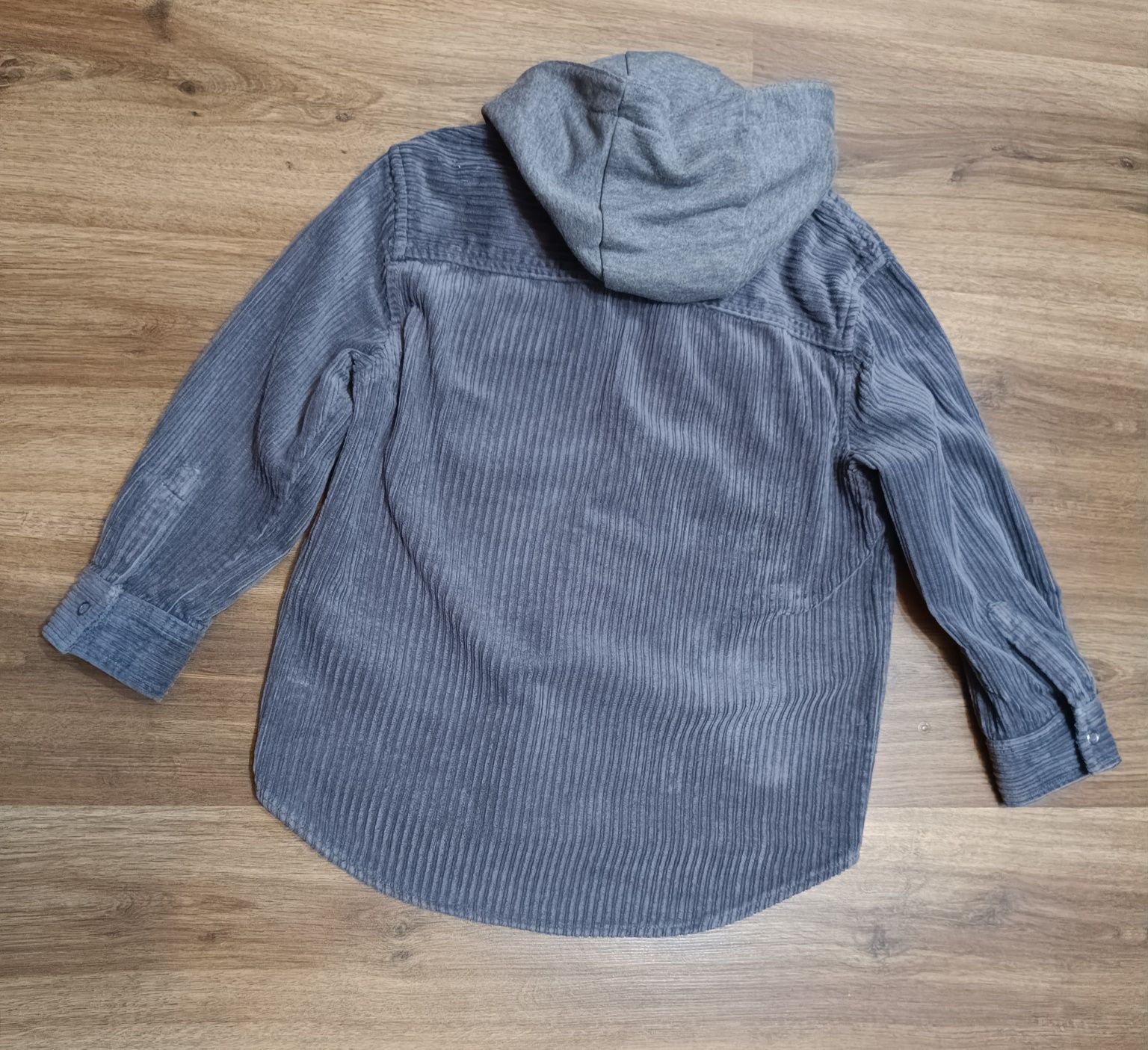 Сива спортна риза Zara,яке с качулка и кафяв панталон