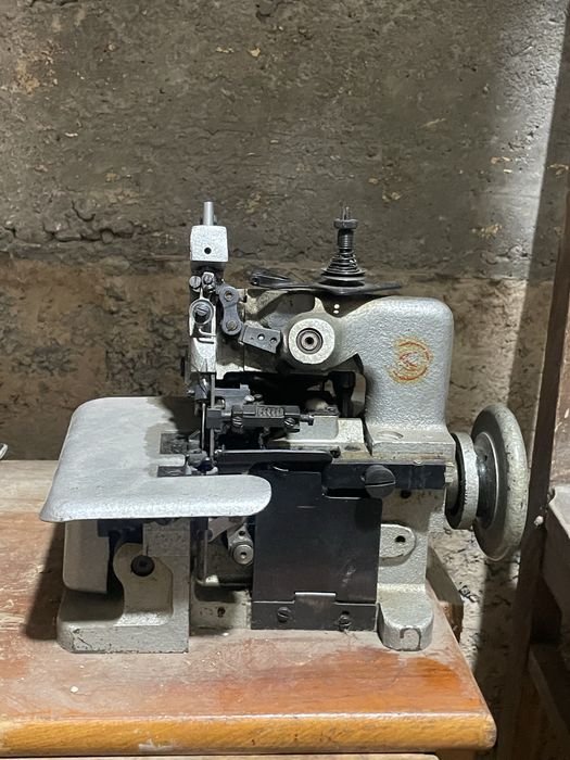 Оверлок машина в отличном состоянии!