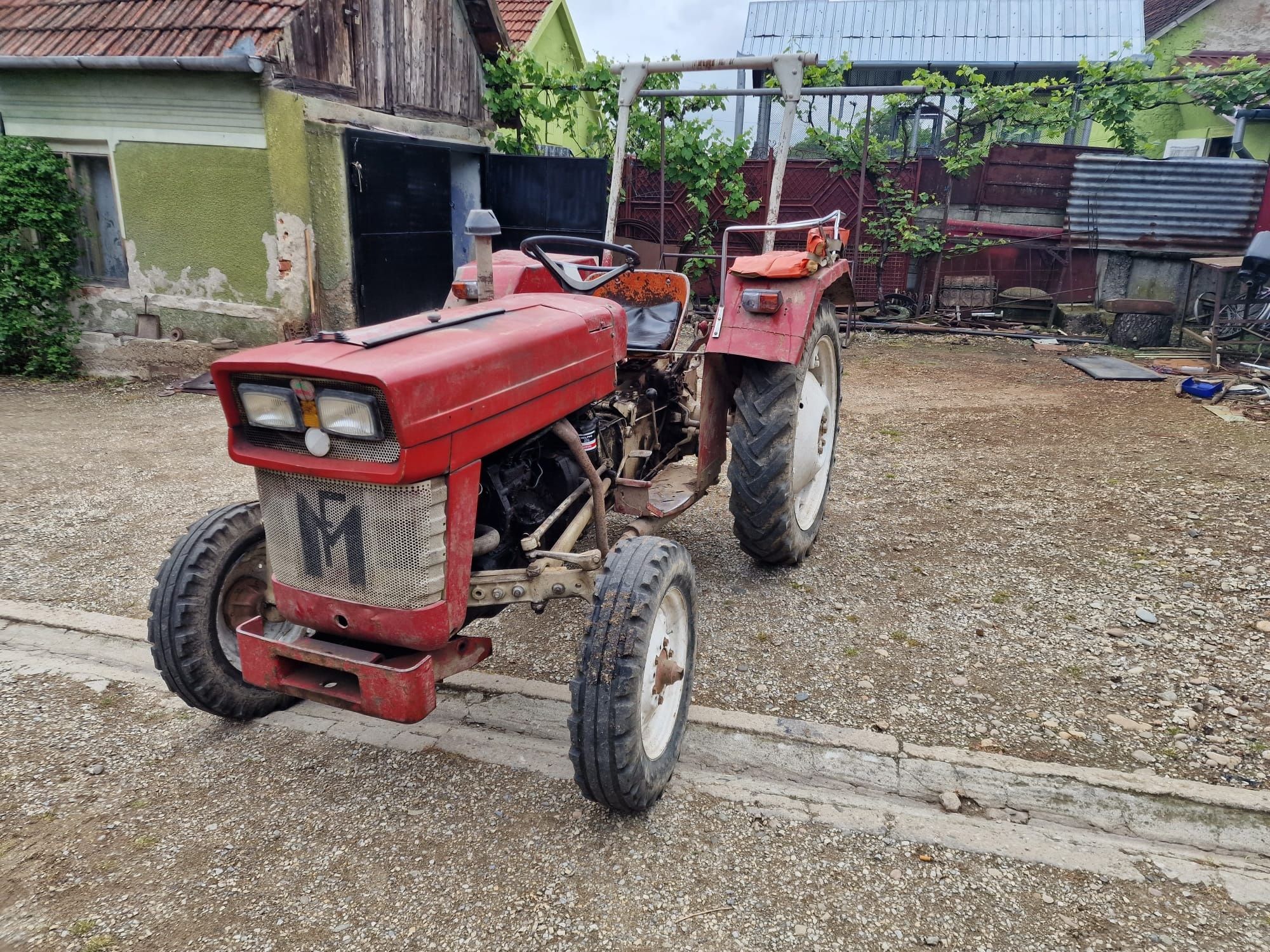 TRACTOR DE VĂNZARE  -  stare buna . Pret 2500E