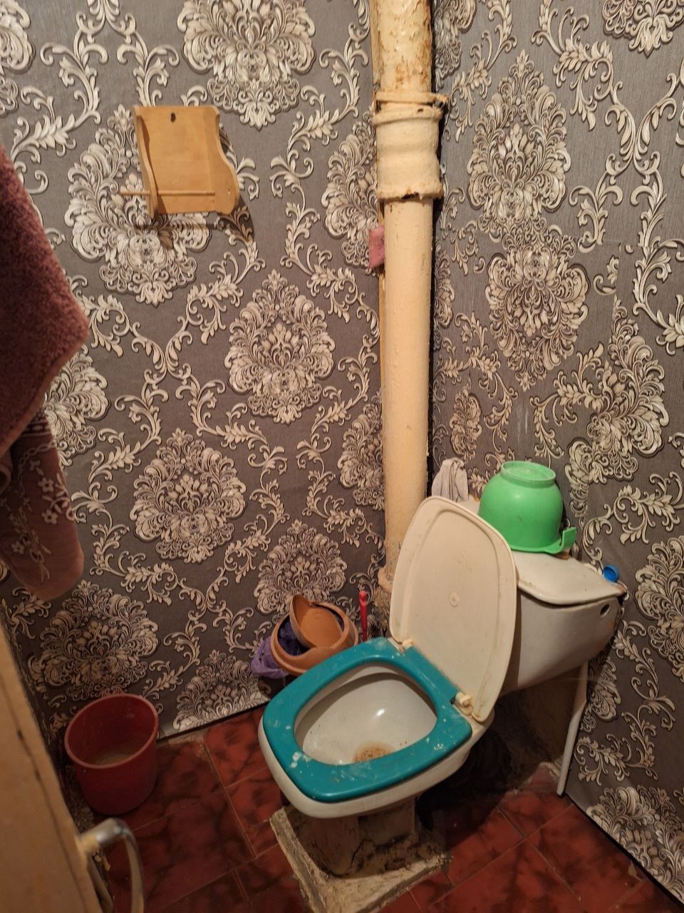 Карши шахрида Уй сотилади 1 хонали.!.Янги бозор атрофида,2 этажли дом