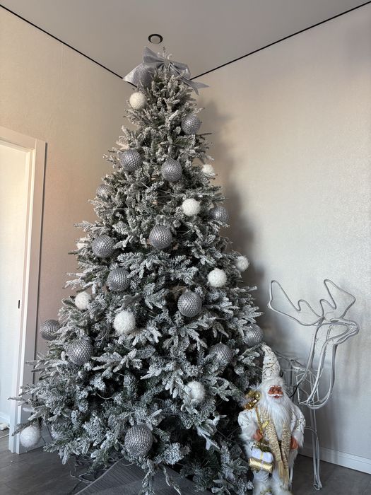 Продам елку. Высота 2,70 очень пышная