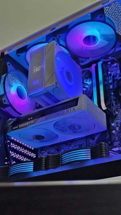 НОВ: 7500F/RTX5060/32GB RAM/1TB SSD/Дигит. охл.- Компютър Aurora AR001