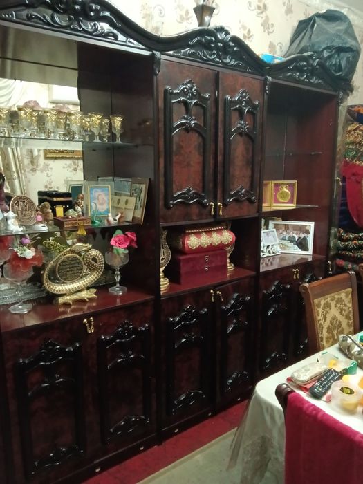 Продается стенка в хорошем состоянии. Только стеклянные дверцы нету .