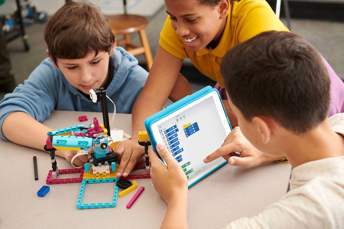 Lego Education Spike Essential (для детей 6-10 лет)