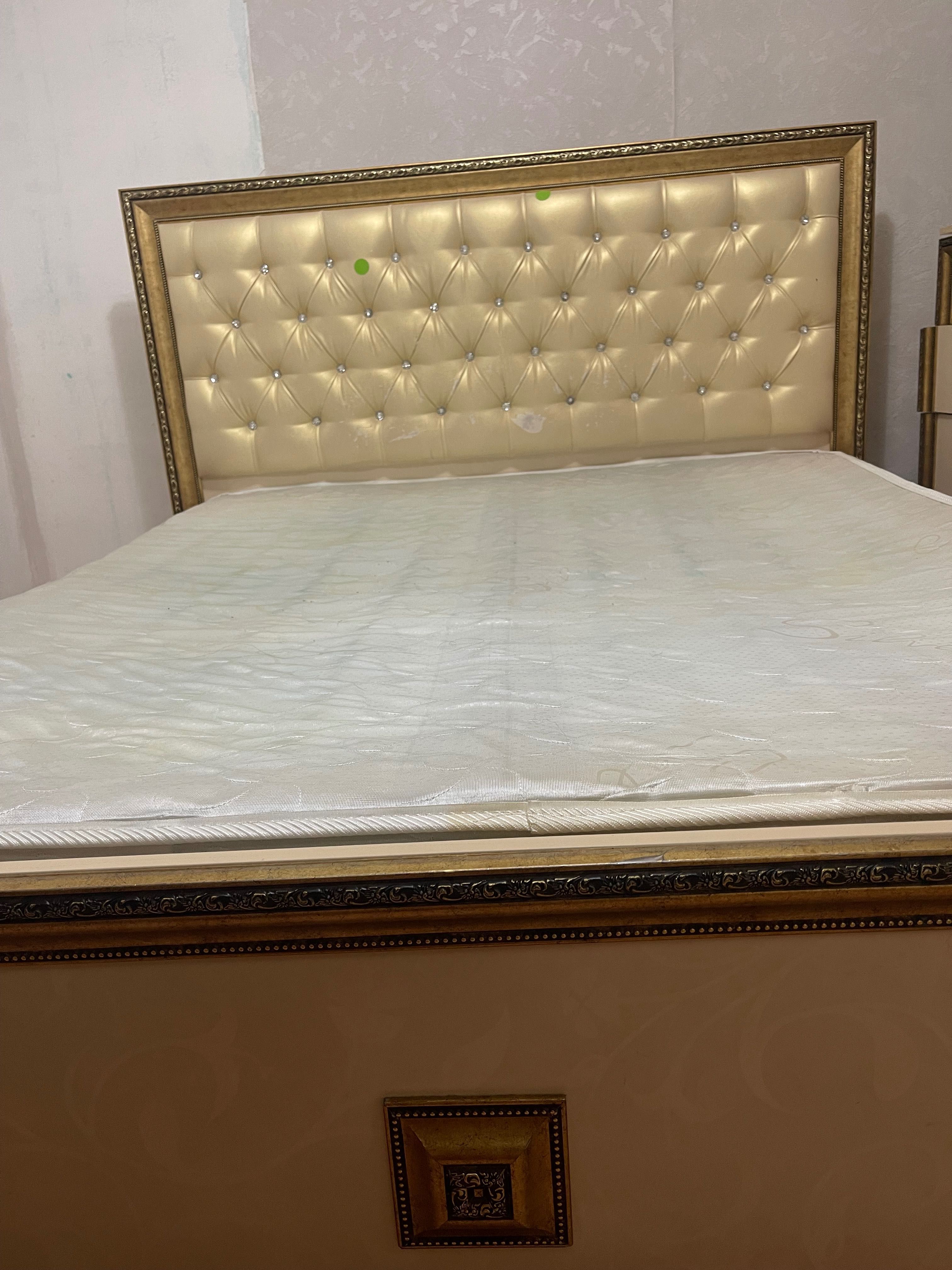 Продам кровать двуспальную 180/200