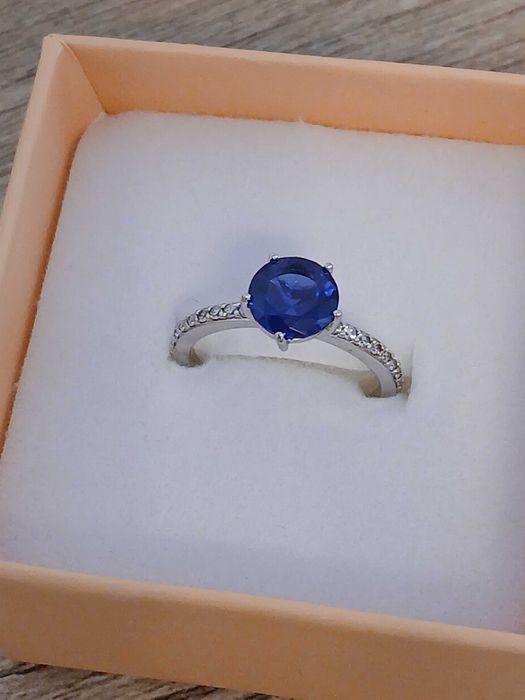 Bijuterii din argint cu pietre – model deosebit, lucrat fin