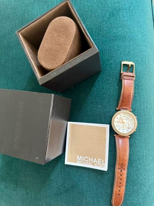 Часовник Michael Kors в много добро състояние с кожа и розово злато