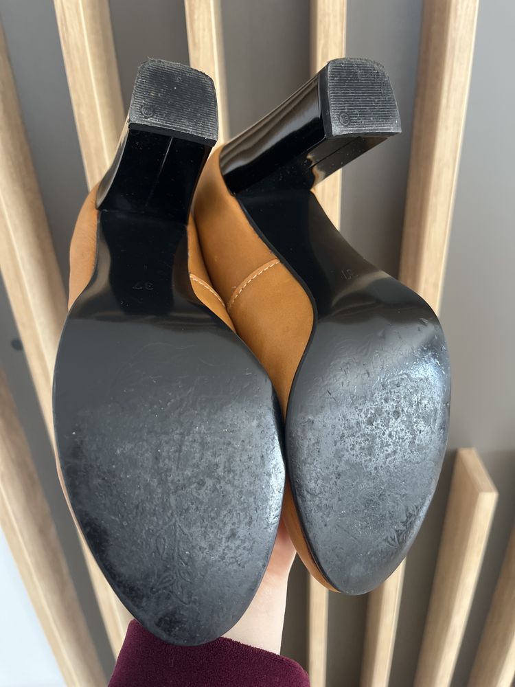Vând pantofi cu toc din piele marimea 36-37