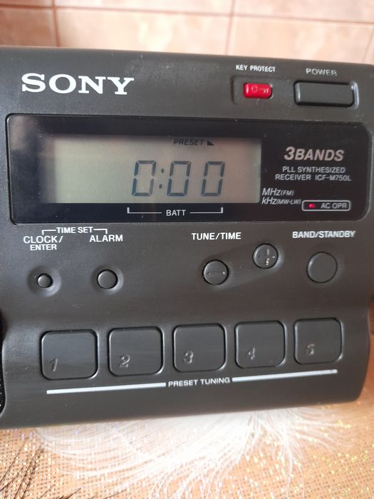 Vind radio portabil și la curent Sony icf-m750L