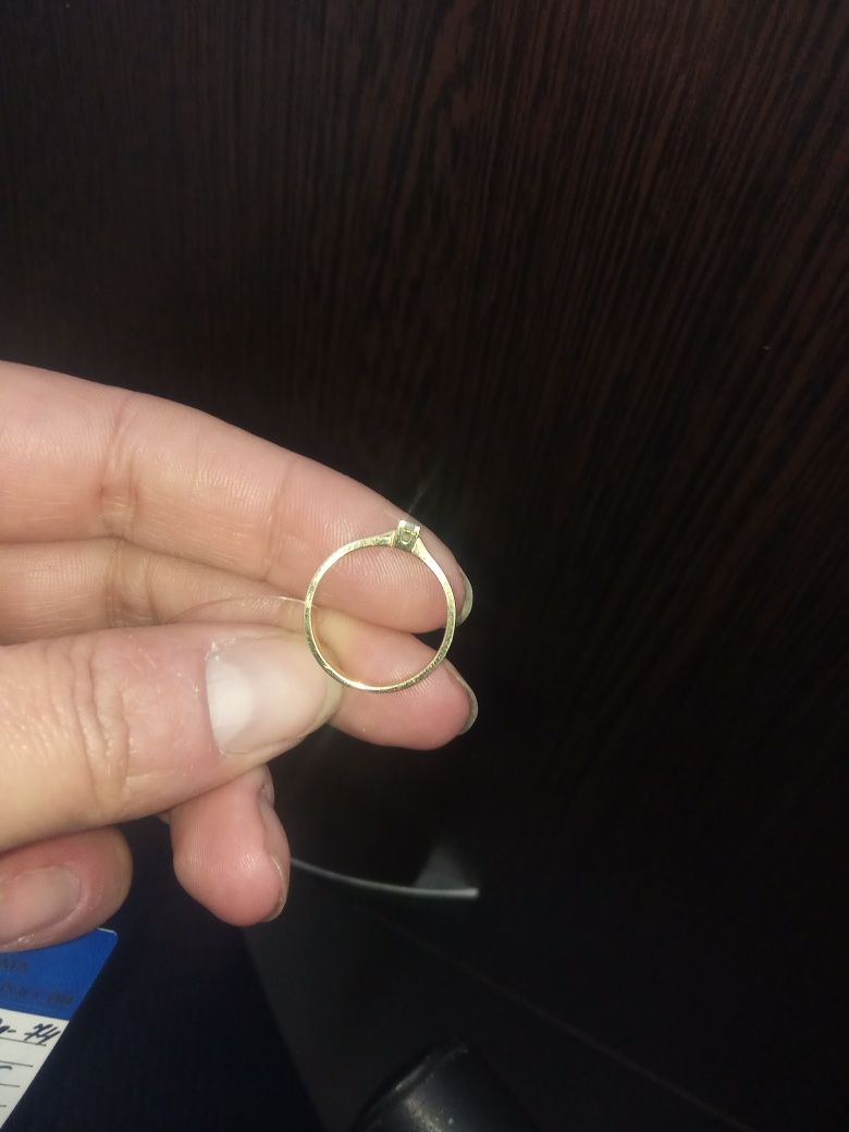 Продам новое золотое кольцо с бриллиантами  585 проба, 16 размер