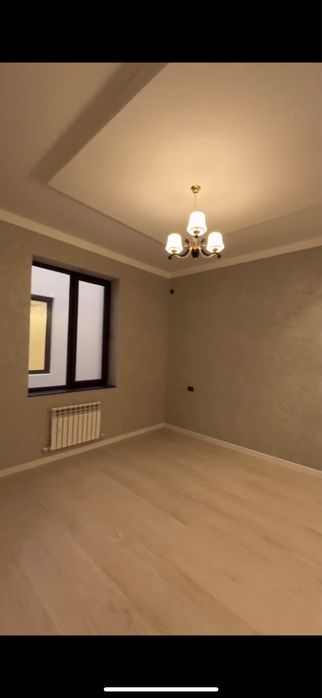 Uchqaxramon postidan 5 km ichkarida . 2 sotix 5 xona Pod klyuch.