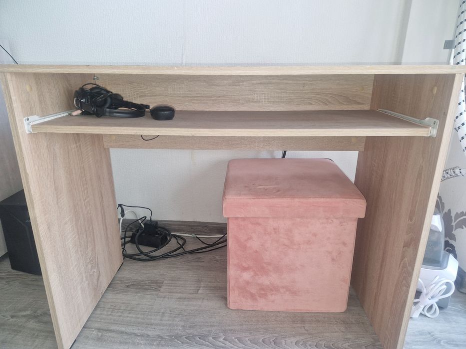 Бюро ,с леки следи от употреба