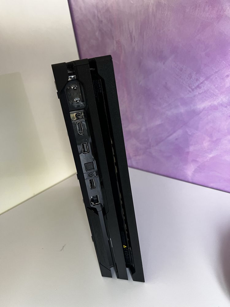 PlayStation 4 Pro 1TB 2 джойстика