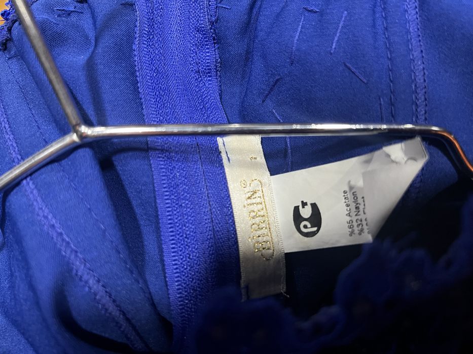 Kofta yupka juda chiyroyli va yorqin rangda. Razmer s ga toʻg’ri kelad