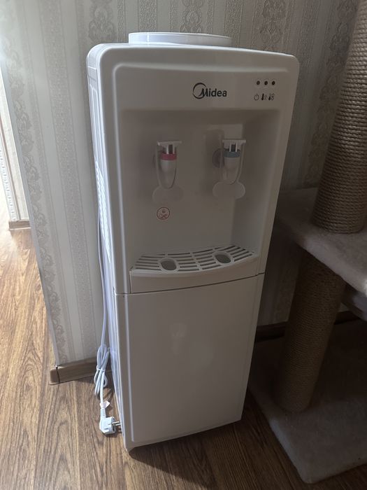 Кулер для воды Midea меньше месяца есть нагрев охлаждения нет