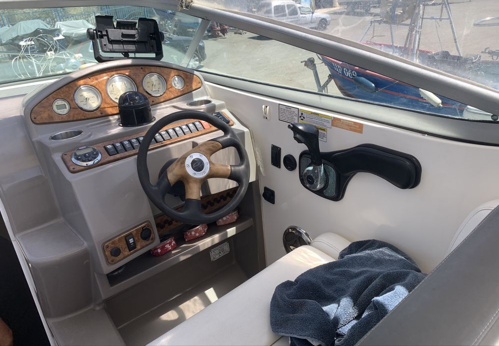 Яхта Rinker 260 Express Cruiser