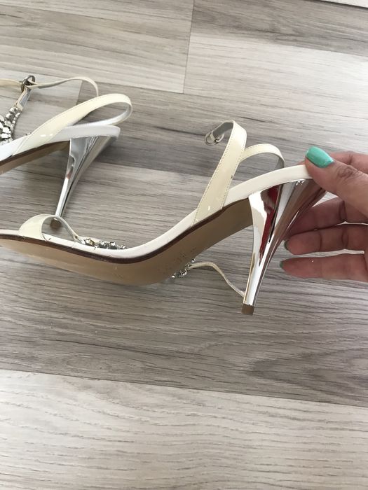 Sandale , 39, din piele lacuita alba si strassuri, inaltime toc 10 cm