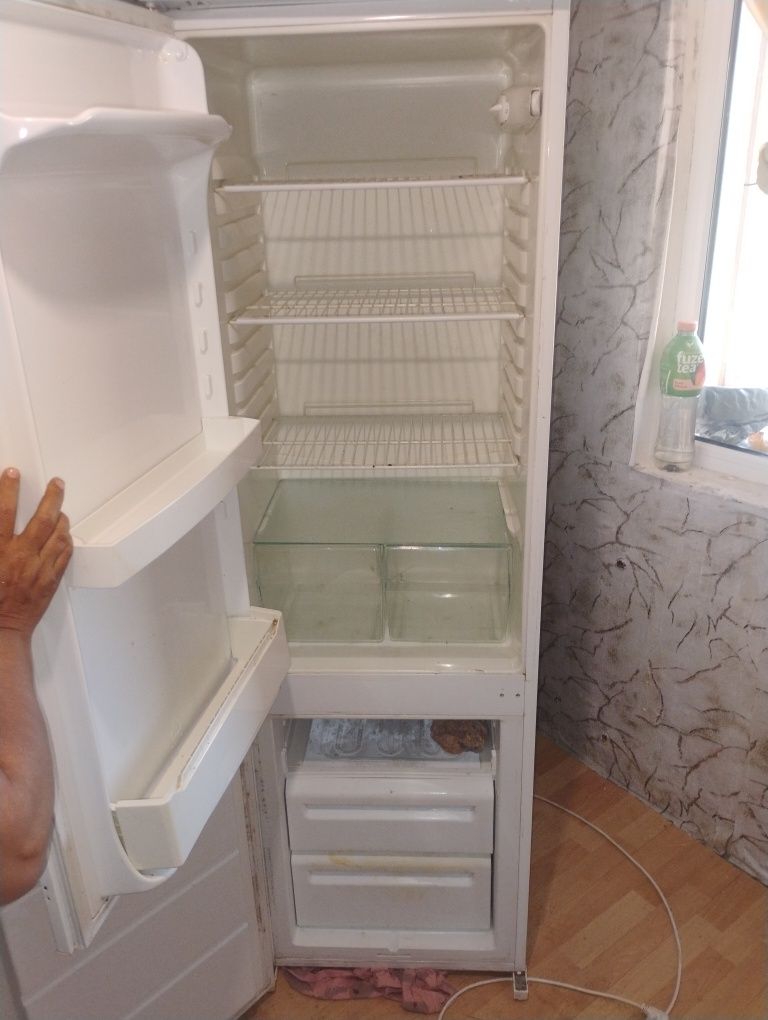 Продавам хладилник фризер работи добре