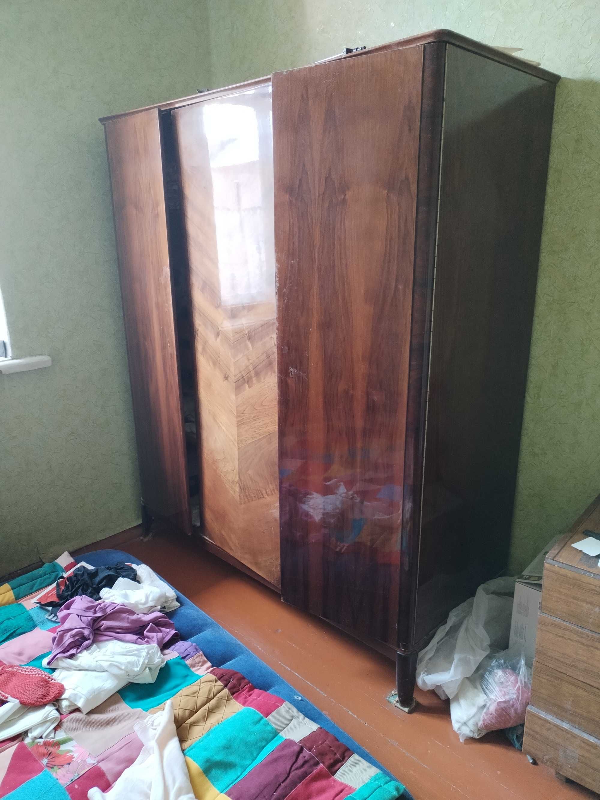 Шкаф платиной полированный в отличном состоянии производитель Румыния.