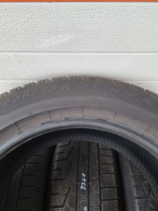 Зимни гуми 4 броя PIRELLI SottoZero 225 55 R17 дот 3321
