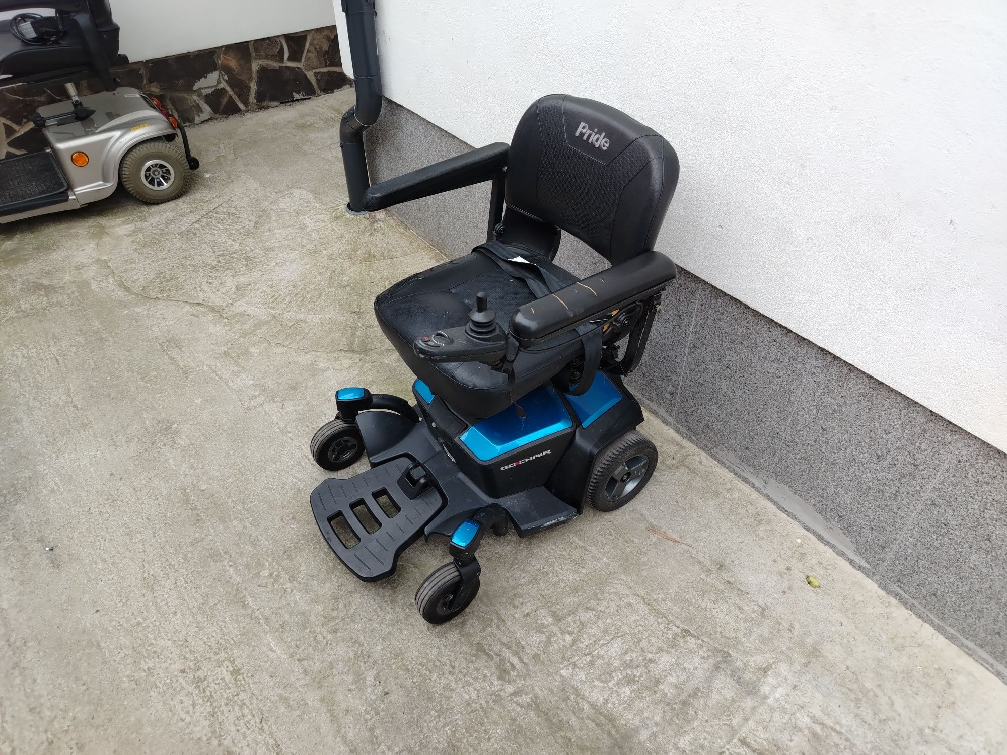 Cărucior scaun electric pentru persoane cu dizabilități