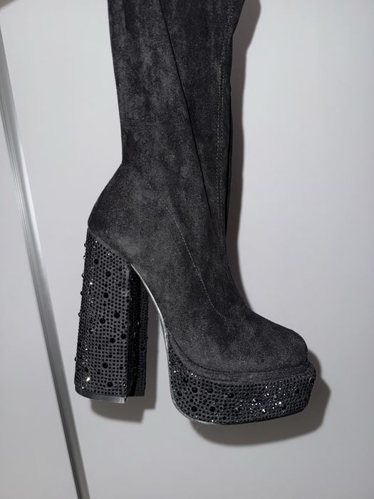 Черни велурени ботуши на ток