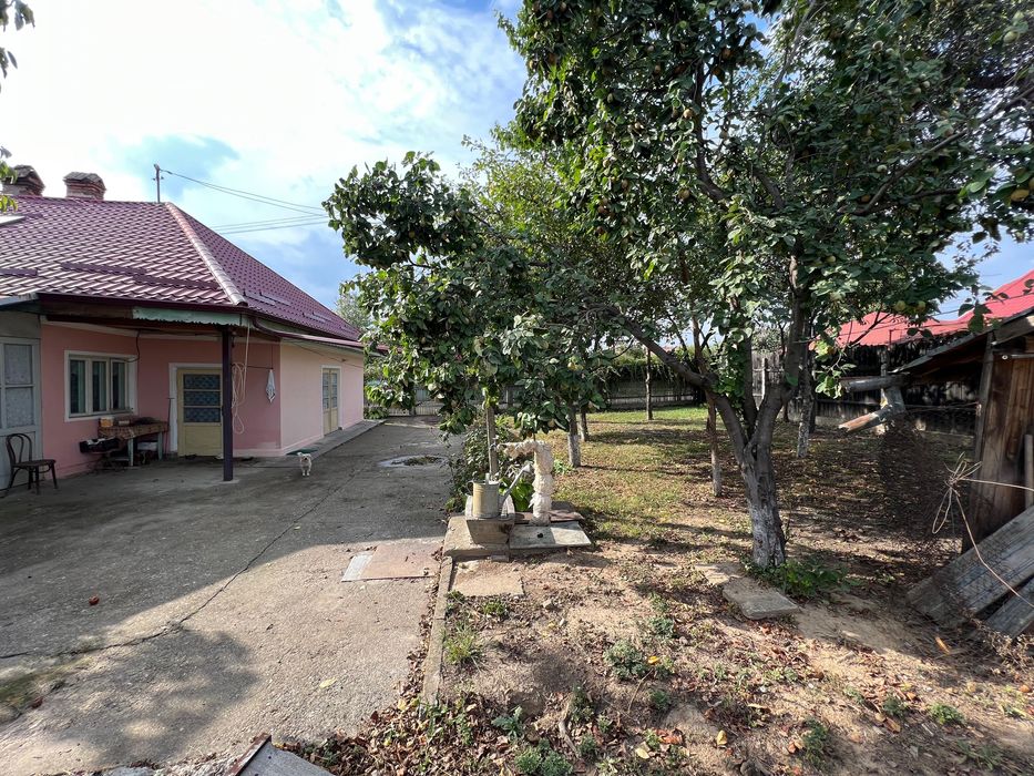 Vand casa cu teren 1500 m2 - toate utilitatile