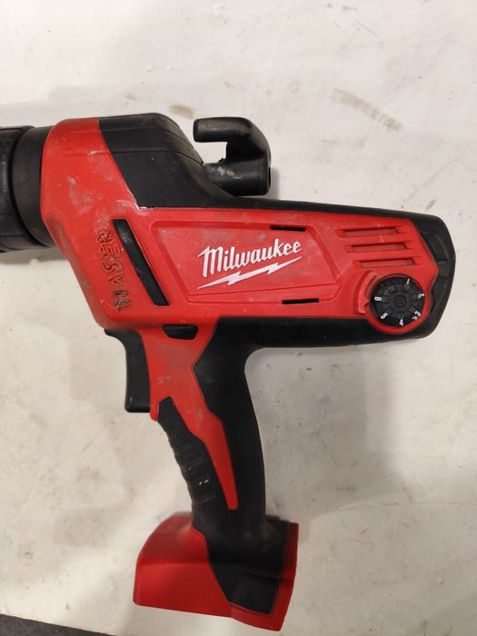 Акумулаторен пистолет за силикон Милуоки Milwaukee C18 PCG 18V