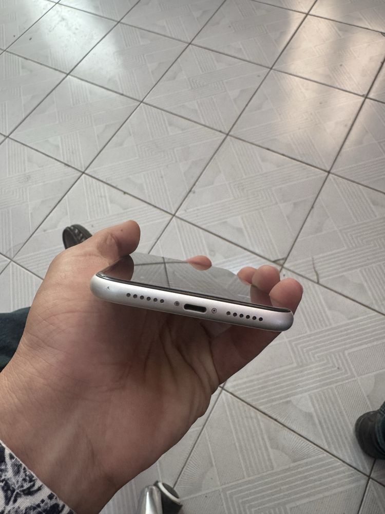 Iphone 11 .128 G .%72