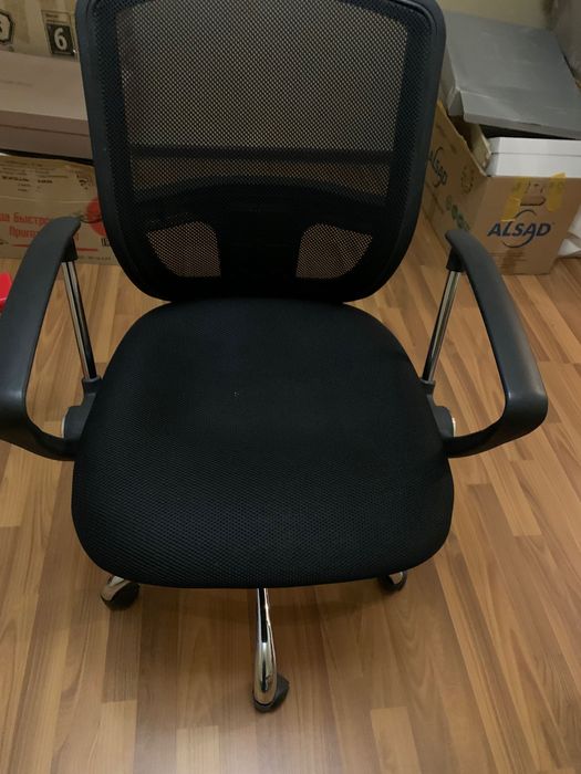 Стулья офисные, чёрного цвета