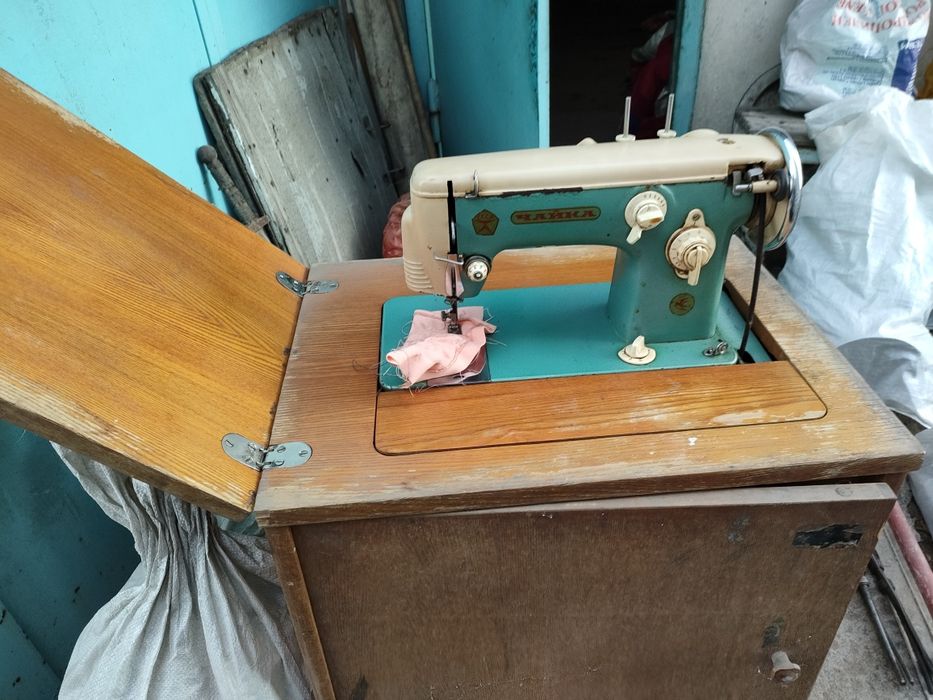 Продам ножную швейную машинку Чайка