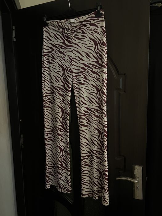 Pantaloni evazati tip zebra Bershka