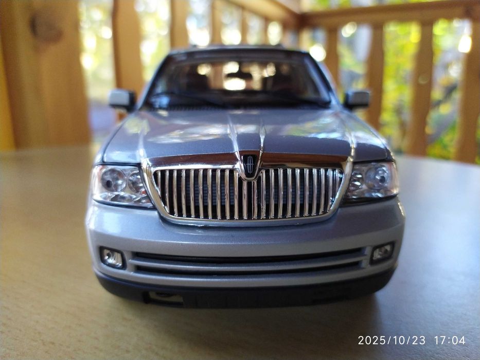 1:18 Метален модел на Lincoln Navigator 2005 Welly
