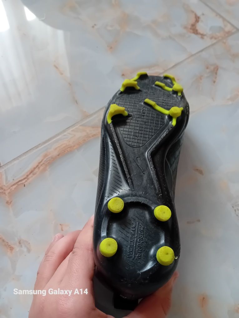 Продавам футболни обувки Nike