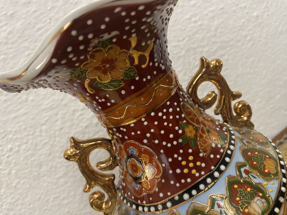 Китайска порцеланова ваза изработена ръчно