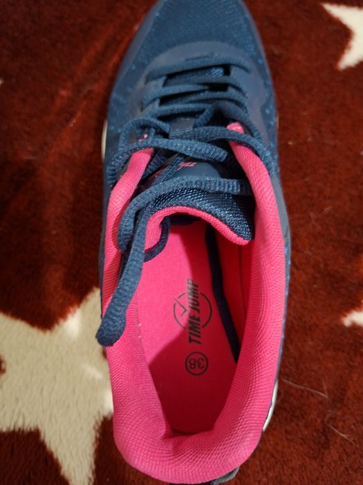 Кроссовки размер 38.