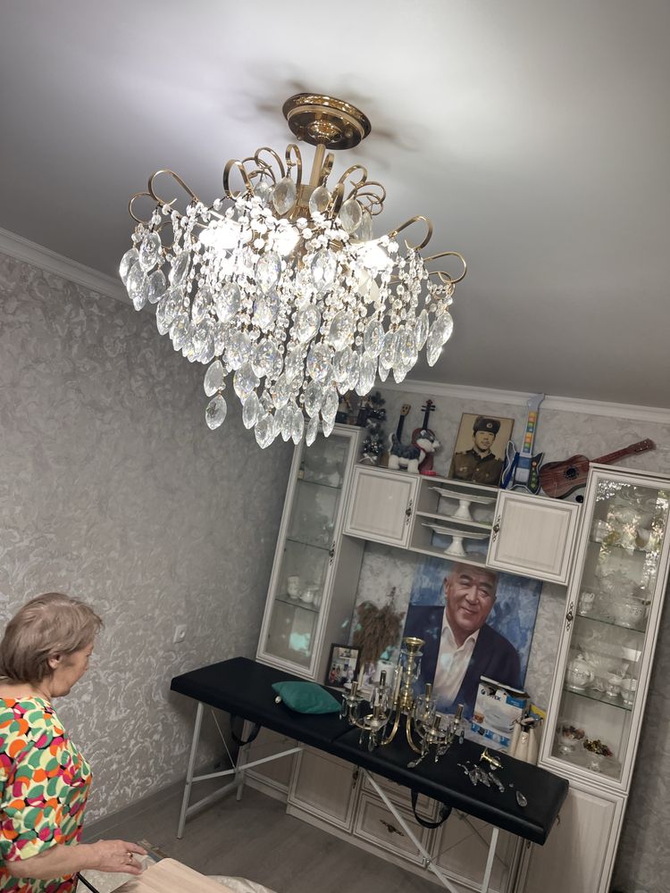 Продам люстру срочно в хорошем состаяние