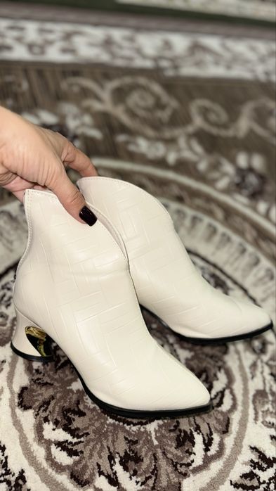 Сопоги женский почти новый и модный 36размер Удобный красивый дизаин