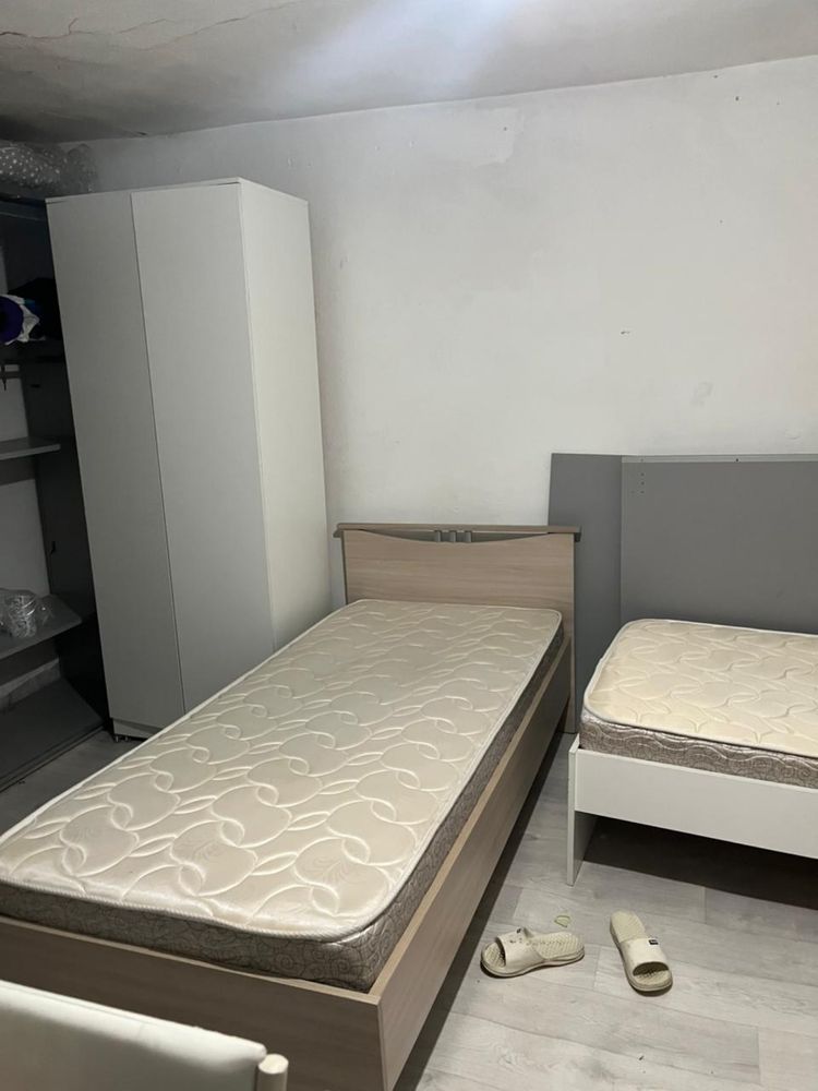 Продам кровать,шкаф,парта два полных набора